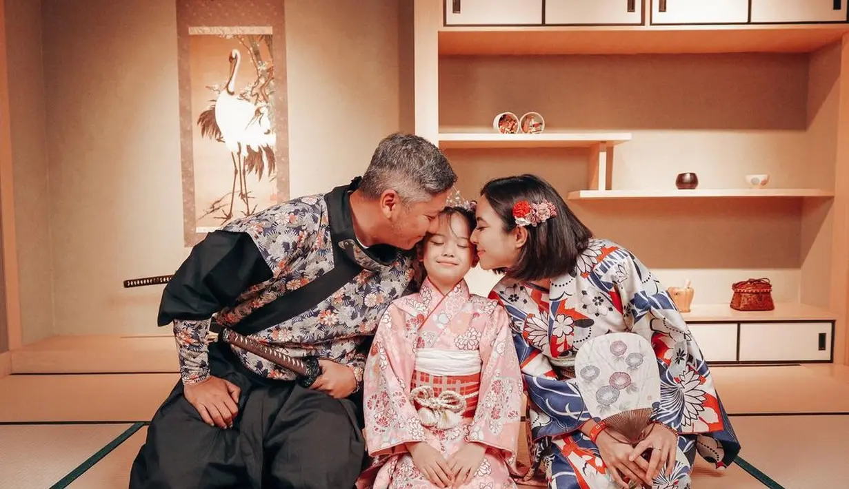 Pada satu momen, Gempi berada di tengah Gading Marten dan Gisel. Ia pun mendapatkan ciuman dari kedua orangtuanya, so sweet. (Foto: Instagram/@gisel_la)