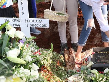 Musisi Jazz Ireng Maulana dimakamkan di sebelah kakaknya, Bouedwijn Maulana di TPU Kampung Kandang, Jakarta, Senin (7/3/2016). Ireng Maulana meninggal di RS Harapan Kita pada pukul 00.15 WIB, Minggu (5/3/2016). (Liputan6.com/Herman Zakharia)