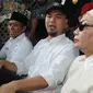 Musisi Ahmad Dhani dan Ratna Sarumpaet duduk di depan Gedung KPK, Jakarta, Kamis (2/6). Ahmad Dhani geram truk Republik Cinta Managemen ditangkap oleh Polda Metro Jaya, ketika ingin melakukan demo di KPK. (Liputan6.com/Helmi Afandi)