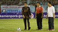 Presiden Joko Widodo meresmikan pembukaan Piala Kemerdekaan di Stadion Maulana Yusuf, Serang, Sabtu (15/8/2015). (Bola.com/Vitalis Yogi Trisna)