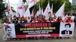 Ratusan pendukung Jokowi membawa spanduk saat mendatangi Gedung KPK, Jakarta, Selasa (15/12). Mereka menuntut agar KPK ikut mengusut kasus 'papa minta saham' yang melibatkan Ketua DPR Setya Novanto dan pengusaha Riza Chalid. (Liputan6.com/Helmi Afandi)