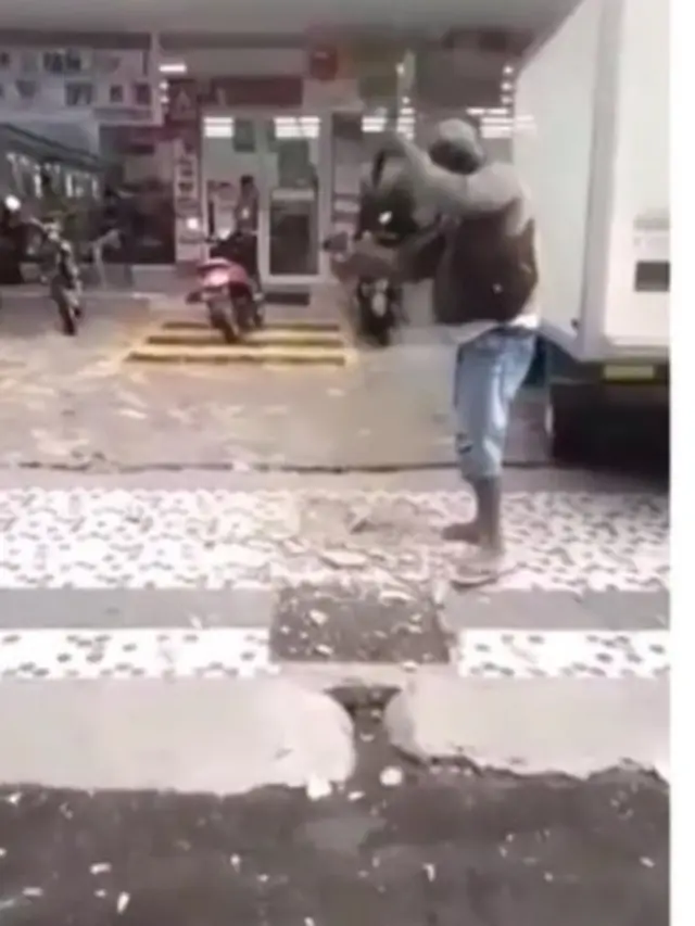 Bikin Istrinya Jatuh Terpeleset, Pria Ini Hancurkan Trotoar Keramik Pakai Palu