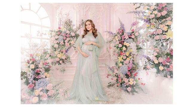 7 Gaya Ria Ricia dan The Bumils saat Maternity Shoot Tema Colorful, Menawan