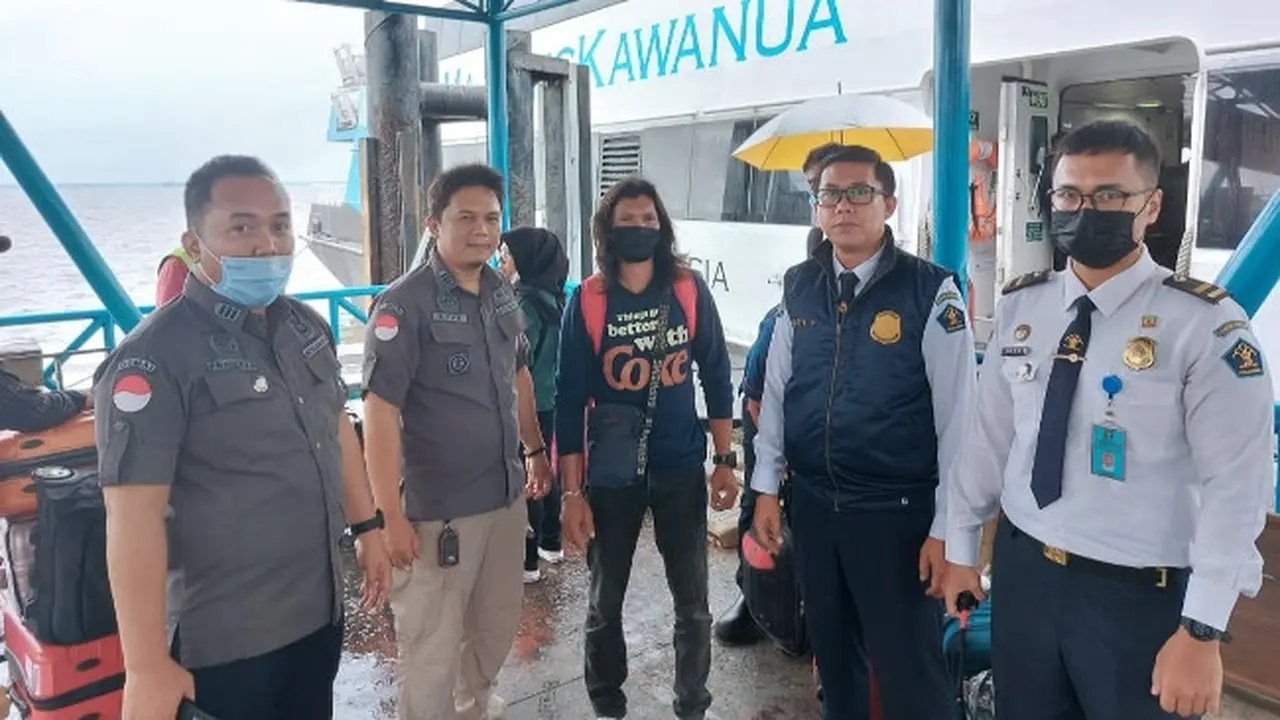 Petugas Imigrasi Kota Dumai mengawal pengusiran atau deportasi warga Malaysia (tengah) dari Indonesia.