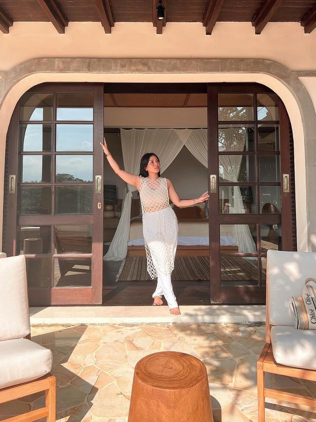 7 Potret Liburan Mutia Ayu di Bali, Penampilannya Curi Perhatian