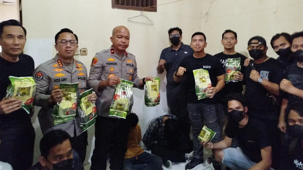 Subdit 3 Ditresnarkoba Polda Metro Jaya menggerebek sebuah rumah kontrakan petak di Jalan Raden Patah Parung Serap Ciledug Tangerang, Banten pada Senin (1/7/2024).