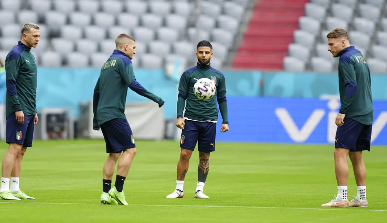 (kiri ke kanan) Pemain Italia Federico Bernardeschi, Marco Verratti, Lorenzo Insigne, Ciro Immobile mengikuti sesi latihan di Stadion Football Arena, Munich, Jerman, Kamis (1/7/2021). Italia akan menghadapi Belgia pada pertandingan perempat final Euro 2020. (AP Photo/Matthias Schrader)