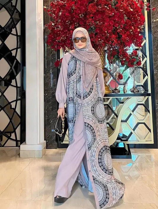 Pada 13 Desember mendatang, usia artis kelahiran Jakarta itu genap 48 tahun. Meski tak lagi terlihat di layar kaca, perempuan yang mengawali karirnya dari pemilihan GADIS Sampul tahun 1990 itu masih kerap menjadi model pakaian muslim. [Instagram/marinizumarnisreal]