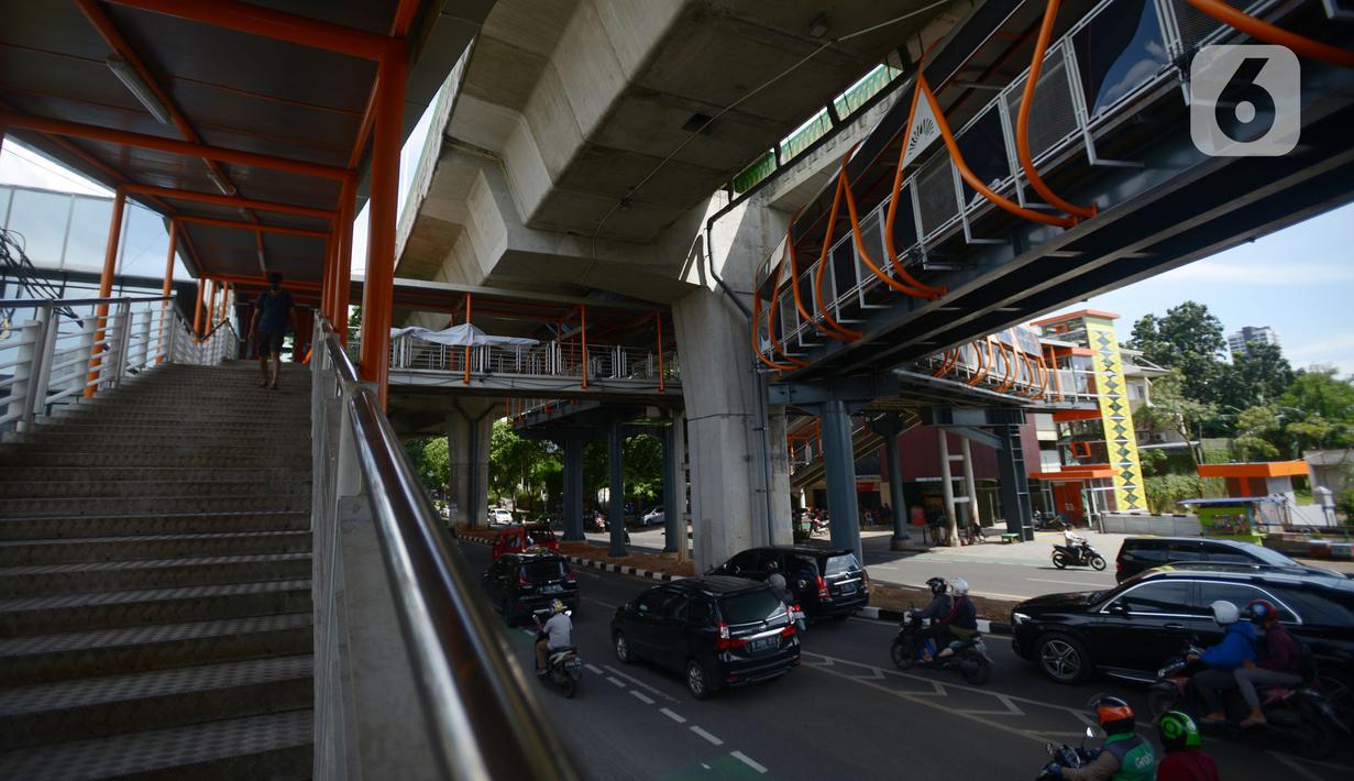 Warga menuruni jembatan penyeberangan orang (skywalk) yang menghubungkan Stasiun Kebayoran dengan Halte Transjakarta di Kebayoran Lama, Jakarta, Jumat (6/1/2023). Skywalk sepanjang 450 meter tersebut menghubungkan Stasiun KRL Kebayoran, halte Transjakarta koridor 13, dan halte pasar Kebayoran Koridor 8. (merdeka.com/Imam Buhori)