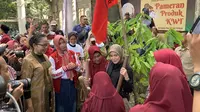 Pada hari ketiga safari politiknya, istri Calon Presiden (Capres) nomor urut 3 Ganjar Pranowo, Siti Atiqoh Supriyanti mengawali kegiatan bertemu petani dari Kelompok Wanita Tani (KWT) di Balai Roro Jonggrang, Kulon Progo, Yogyakarta, Rabu (6/12/2023). (Liputan6.com/Delvira Hutabarat)