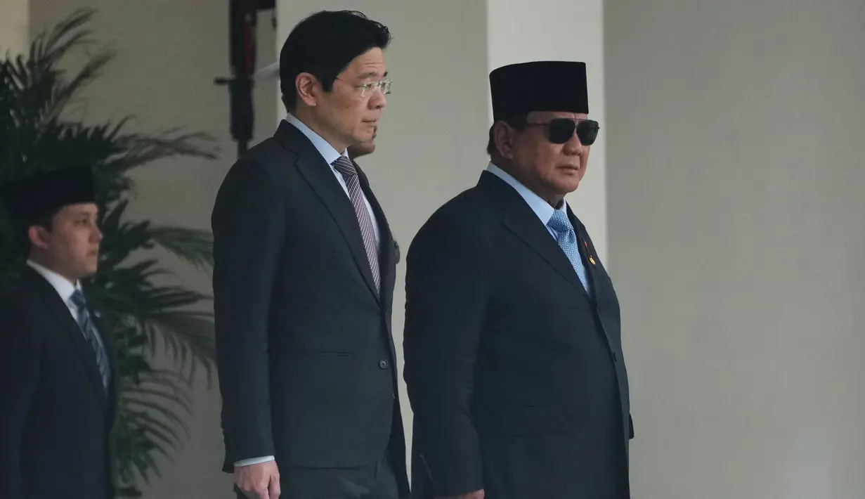 Presiden Prabowo Subianto menyambut kedatangan Perdana Menteri (PM) Singapura Lawrence Wong di Istana Merdeka, Jakarta, Senin (6/7/2026). (AP Photo/Achmad Ibrahim)