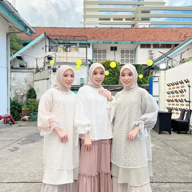 6 Potret Terbaru Purwa Kembar, Pernah Dikira Pakai Efek Karena Sulit Dibedakan