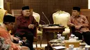 Ketua DPR Ade Komarudin (kanan) saat berbincang dengan Ketua PIM Din Syamsudin di Gedung Parlemen, Senayan, Jakarta, Jumat (20/5).Ini sebuah gerakan masyarakat Indonesia yang bersifat lintas agama, suku, profesi, dan gender. (Liputan6.com/JohanTallo)