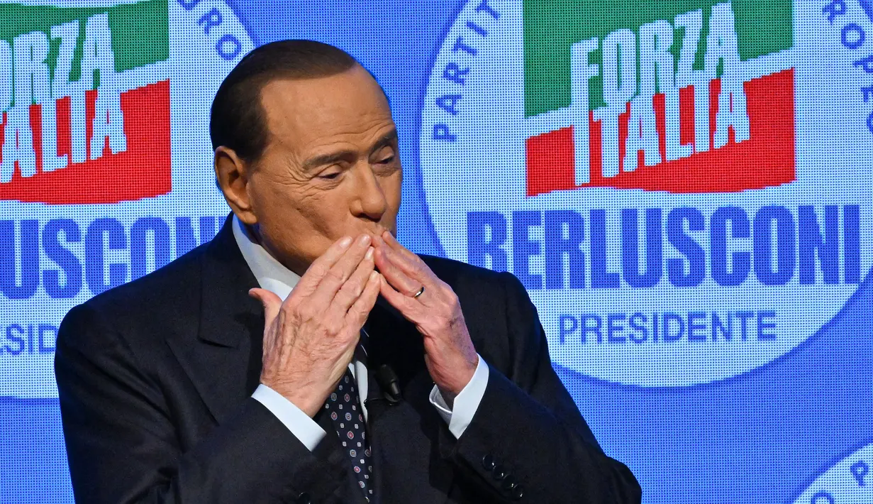 Silvio Berlusconi merupakan salah satu tokoh terkemuka di Italia. Tak hanya aktif di sepak bola, pria kelahiran 29 September 1936 ini juga dikenal sebagai politikus. (AFP/Filippo Monteforte)