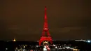 Pemandangan saat Menara Eiffel berhias instalasi cahaya warna merah di Paris, Perancis, Kamis (13/9). Pertunjukan ini dipersembahkan oleh seniman Jepang, Motoko Ishii. (AP Photo/Christophe Ena)