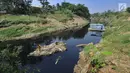 Warga mencari ikan di aliran Sungai Cileungsi yang berwarna hitam pekat di kawasan Bojong Kulur, Gunung Putri, Kabupaten Bogor, Jawa Barat, Selasa (23/7/2019). Air Sungai Cileungsi berubah warna menjadi hitam diduga akibat pencemaran limbah pabrik di kawasan tersebut. (merdeka.com/Arie Basuki)