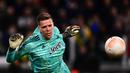 Kiper Juventus, Wojciech Szczesny berusaha menghalau bola saat pertandingan leg pertama perempat final Liga Europa 2022/2023 melawan Sporting CP di Allianz Stadium, Turin, Jumat (14/04/2023). (AFP/Marco Bertorello)