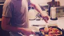 Niall pun handal dalam urusan dapur, karena Niall memiliki hobi memasak dan keterampilan dalam mengolah makanan buatannya dirumah. (via instagram@niallhoran/Bintang.com)