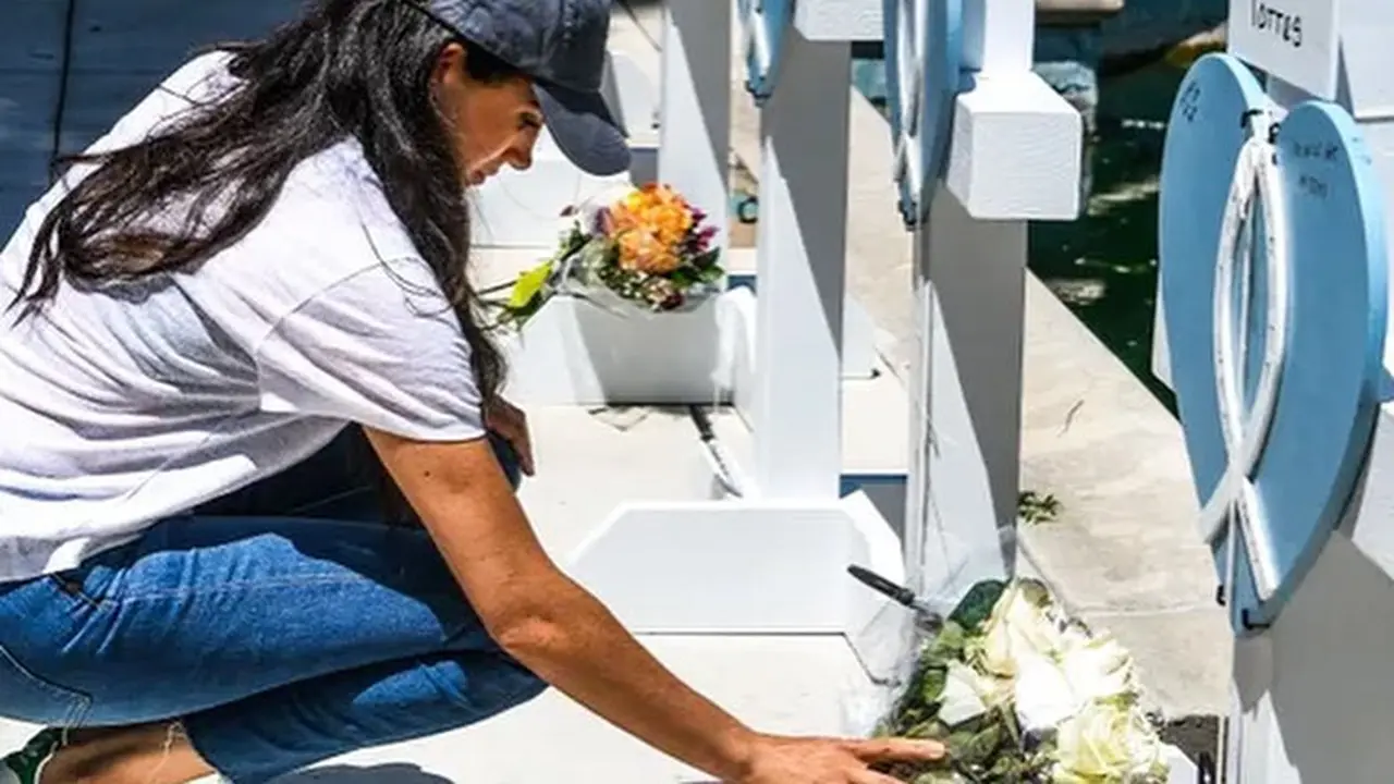Outfit Sporty Meghan Markle Saat Lakukan Kunjungan ke Memorial Korban Penembakan di Texas
