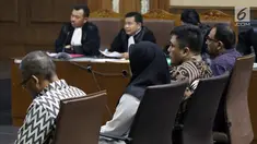 Empat terdakwa dugaan suap proyek sistem penyediaan air minum (SPAM) di Kementerian PUPR, Anggiat P Nahot S, Meina Woro Kustinah, Donny Sofyan Arifin dan Teuku M Nazar (kiri ke kanan) menjalani sidang pembacaan dakwaan, Pengadilan Tipikor, Jakarta, Rabu (15/5/2019). (Liputan6.com/Helmi Fithriansyah)