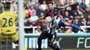 Aksi Cheick Tiote menutup ruang tembak pemain Crystal Palace, Yohan Cabaye pada laga Premier League di  di Saint James Park stadium, Newcastle, (30/4/2016). (AFP/Scott Heppell)