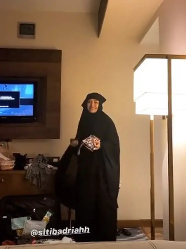 6 Momen Siti Badriah Ibadah Umrah Bareng Suami, Cantik Pakai Cadar