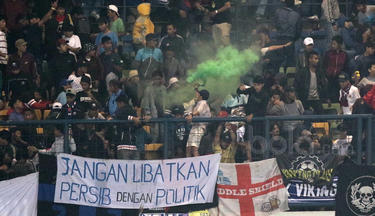 Selain Flare kelompok tersebut menyalakan asap berwarna saat Persib Bandung melawan Persipura Jayapura pada laga Liga 1 2017 di Stadion GBLA, Minggu (7/5/2017). Persib Bandung menang 1-0. (Bola.com/Nicklas Hanoatubun)
