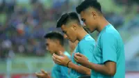 Pemain Arema FC menjalani doa bersama jelang melawan Persib di Stadion Kanjuruhan, Malang, Minggu (15/4/2018). (Bola.com/Iwan Setiawan)