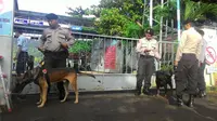 Polisi bersama anjing penjaga bersiaga pagi hari jelang eksekusi mati terpidana narkoba di LP Nusakambangan. (Liputan6.com/Ahmad Romadhoni)