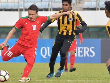 Gelandang Indonesia U-19, Egy Maulana Vikri, berusaha melepaskan tendangan saat melawan Malaysia U-19 pada laga Kualifikasi Piala Asia U-19 2018 di Stadion Public, Paju, Senin (6/11/2017). Indonesia kalah 1-4 dari Malaysia. (AFP/Kim Doo-Ho)