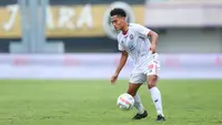 Pemain Arema FC, Mikael Alfredo Tata mengontrol bola pada laga pekan pertama BRI Liga 1 2023/2024 antara Dewa United melawan Arema FC di Stadion Indomilk, Tangerang, Minggu (2/7/2023). (Bola.com/Bagaskara Lazuardi)