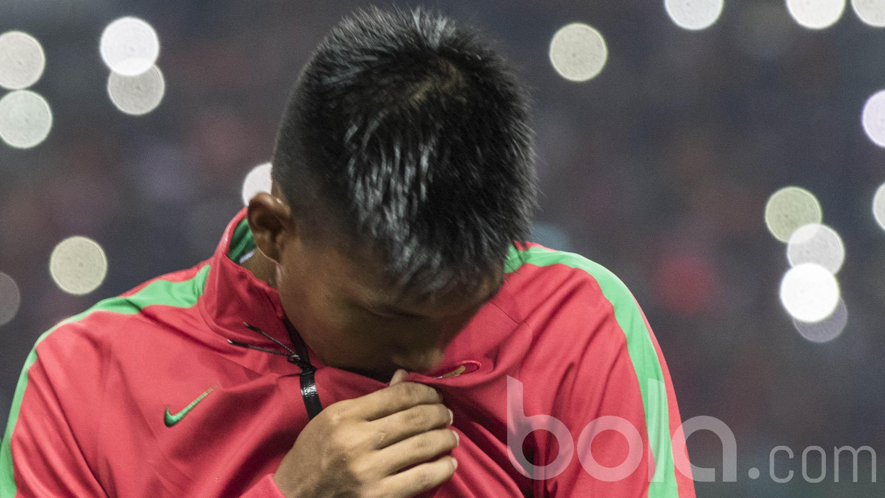 Striker Timnas Indonesia, Nur Hardianto, mencium lambang garuda usai menyanyikan lagu Indonesia Raya sebelum uji coba melawan Persija. Hal sederhana, namun memberikan kebanggaan akan nasionalisme Garuda Muda. (Bola.com/Vitalis Yogi Trisna)