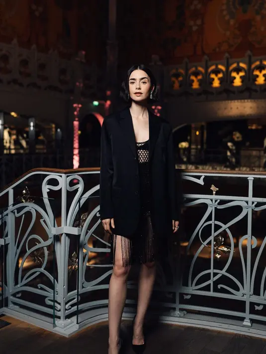 Kali ini, busana pilihannya jatuh pada koleksi Dior Pre-Fall 2024. Ia melapisi see-through black embroidered dress dengan silk blazer warna senada. Dok/Dior].
