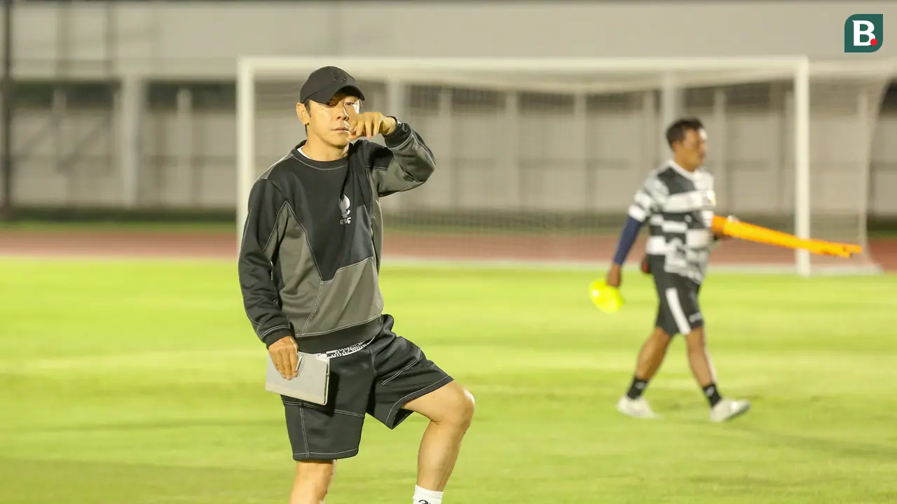 Pelatih Timnas Indonesia, Shin Tae-yong memimpin sesi latihan Timnas Indonesia jelang melawan Vietnam