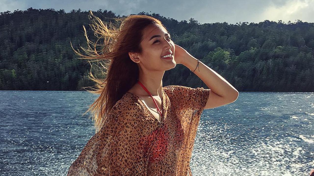 [Bintang] Bikin Panas Dingin, Ini 8 Pose Menggoda Artis Indonesia