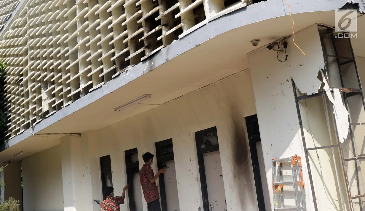 Kondisi salah satu bagian gedung Bawaslu yang sempat terbakar saat terjadi kericuhan massa aksi di perempatan Jalan MH Thamrin, Jakarta, Kamis (23/5/2019). Sebelumnya, aksi unjuk rasa yang dilakukan massa pada Rabu (23/5) berakhir ricuh. (Liputan6.com/Helmi Fithriansyah)