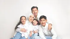 Pemotretan tersebut diabadikan oleh Diera Bachir Photography. Dalam pemotretan terbaru yang dibagikan melalui akun media sosial, Fairuz dan keluarganya tampil dengan busana serasi bernuansa putih yang memberi kesan elegan serta hangat. Fairuz sendiri terlihat memesona dengan jilbab putih senada dengan bajunya. Keluarga kecil artis yang jauh dari gossip ini kompak pamer senyum ke kamera. (Liputan6.com/IG/@fairuzarafiq)