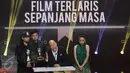 Indro “warkop” menyampaikan pernyataan usai film Warkop DKI Reborn: Jangkrik Boss! Part 1 dinobatkan sebagai Film Terlaris Sepanjang Masa pada IBOMA 2017 di Studio 6 Emtek City, Jakarta, Kamis (30/3). (Liputan6.com/Helmi Fithriansyah)