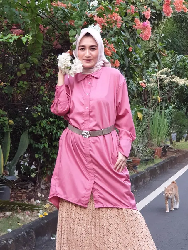 6 Potret Terbaru Nini Carlina, Awet Muda di Usia 44 Tahun