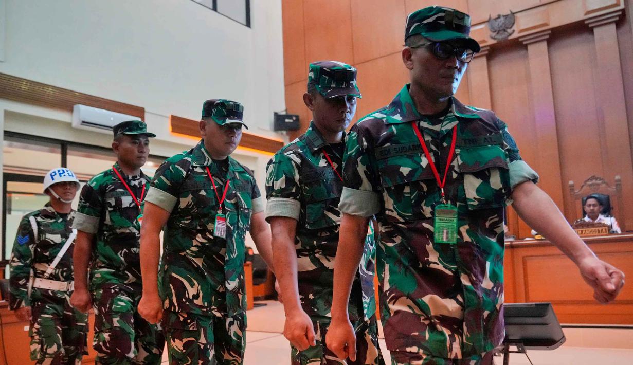 Sebagai informasi, empat oknum prajurit Tentara Nasional Indonesia, yang diduga berasal dari Badan Intelijen Strategis (BAIS), menjadi terdakwa terkait penyiraman air keras terhadap aktivis Hak Asasi Manusia (HAM) dan Wakil Koordinator KontraS, Andrie Yunus, adalah Kapten Nandala Dwi Prasetia (NDP), Letnan Satu Budhi Hariyanto Widhi (BHW), Letnan Satu Sami Lakka (SL) dan Sersan Dua Edi Sudarko (ES). Tampak dalam foto, seorang personel Polisi Militer (paling kiri) mengawal empat oknum Tentara Nasional Indonesia (TNI), Sami Lakka, Nandala Dwi Prasetya, Budhi Hariyanto Widhi Cahyono, dan Edi Sudarko (kiri ke kanan), terdakwa penyerangan cairan asam terhadap aktivis Hak Asasi Manusia, Andrie Yunus, usai persidangan mereka di Pengadilan Militer II-08 Jakarta, Rabu 29 April 2026. (AP Photo/Tatan Syuflana)
