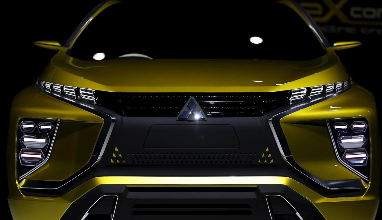 Mitsubishi mengeluarkan mobil konsep bertema crossover pada Tokyo Motor Show ke 44 di Jepang, Rabu (28/10/2015). Lebih dari 76 merk mobil ternama akan hadir di pagelaran ini. (REUTERS/Yuya Shino)