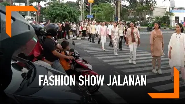 Para pengendata motor mendapatkan takjil dari sebuah hotel di Surabaya. Mereka juga bisa sambil melihat fashion show yang lenggak-lenggok di zebra cross.