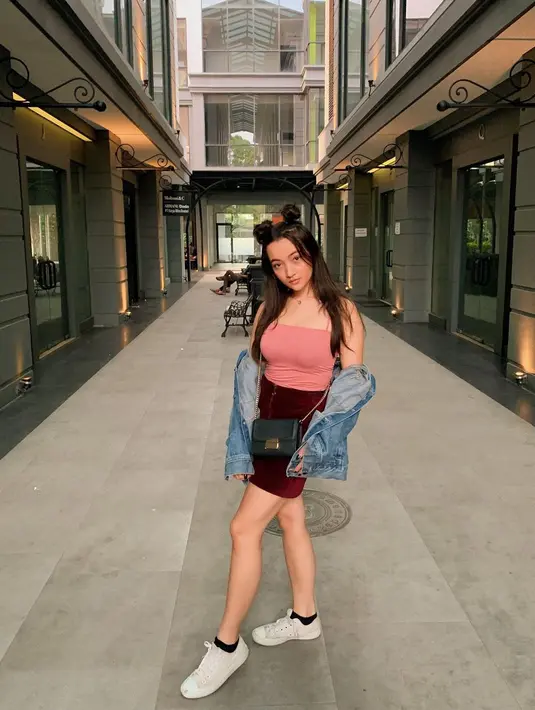 Tampil kasual, Megan Domani padukan rok velvet mini dengan tank top dan denim jacket. [@megandomani1410]