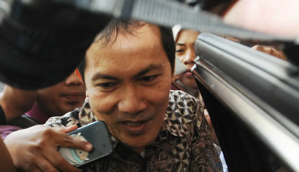 Wakil Ketua KPK, Saut Situmorang saat masuk ke dalam mobil usai menjalani pemeriksaan di Gedung Bareskrim Polri, Jakarta, Kamis (16/6). Kasus ini bermula dari pernyataannya saat diwawancarai di TV swasta pada Kamis 5 Mei lalu. (Liputan6.com/Helmi Afandi)
