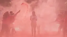 Para peserta berlari saat mengikuti ajang CIMB Niaga Color Run di Senayan, Jakarta Selatan, Minggu (16/9/2018). Sebanyak 13.000 peserta ambil bagian pada ajang lari sejauh lima kilometer. (Bola.com/Vitalis Trisna)