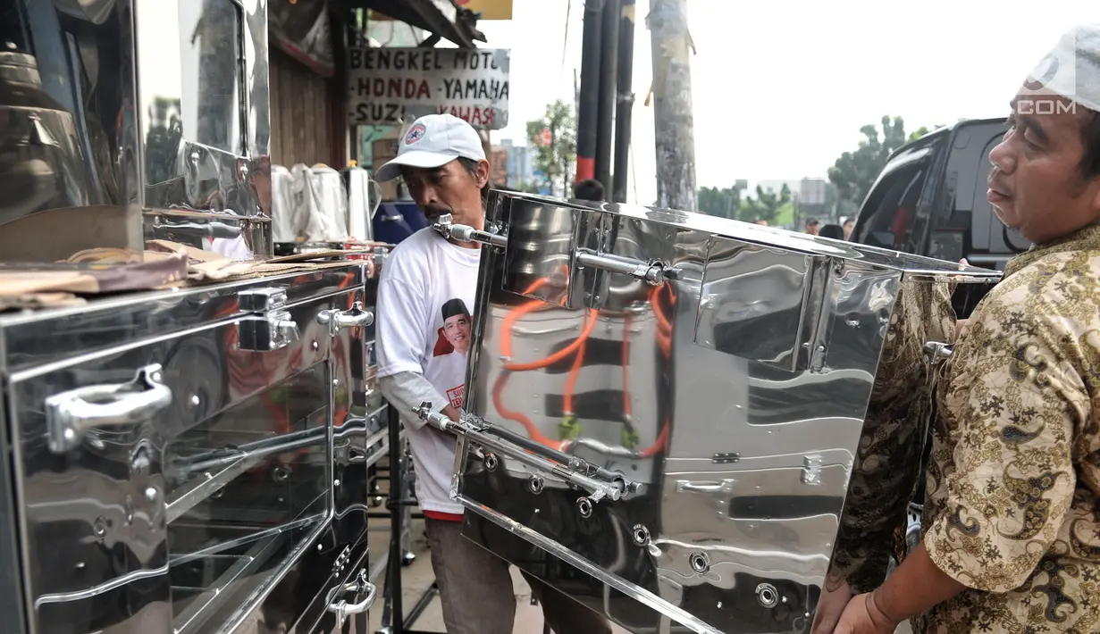 Pedagang menata oven di salah satu toko kawasan Cawang, Jakarta, Minggu (19/5/2019). Permintaan oven di bulan Ramadan meningkat hingga dua kali lipat atau seratus persen dibandingkan hari biasa. (merdeka.com/Iqbal Nugroho)