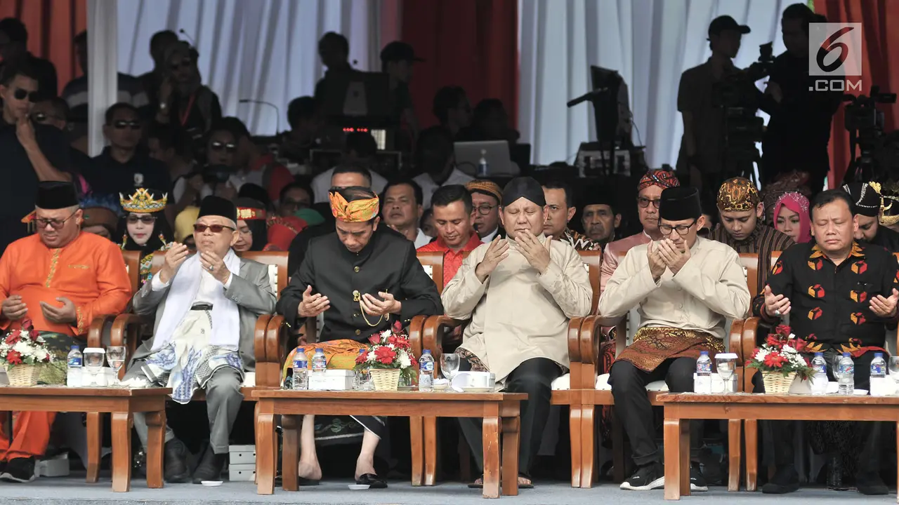 Berbaju Adat, Capres - Cawapres Ikuti Rangkaian Deklarasi Kampanye Damai