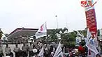 Sejumlah ormas pemuda dan ahli waris menutup akses masuk pintu sebuah SPBU di Jalan Pemuda, Jaktim.Mereka menuntut SPBU yang dibangun di tanah sengketa itu segera ditutup. 