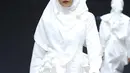 Terlihat begitu elegannya busana yang dikenakan Dini Aminarti. Dengan balutan islami, Dini terlihat begitu nyaman dipandang. Kecantikan Dini makin terpancarkan saat berpenampilan islami. Wajar saja, kalau pada acar tersebut banyak yang terpukau oleh penampilan Dini. (KapanLagi/Daniel Kampua)