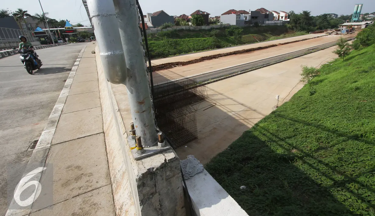 Pengendara melintas di dekat pembangunan proyek jalan tol Cinere-Jagorawi Seksi II di Depok, Jawa Barat, (3/6). Proyek yang direncanakan rampung pertengahan 2016 terpaksa mundur akibat terkendala proses pembebasan lahan. (Liputan6.com/Immanuel Antonius)